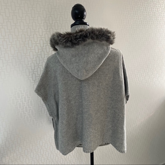 Gap Heather Grey Faux Fur Hooded Cable Knit Poncho - Picture 4 of 8